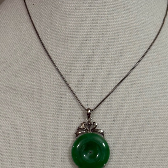 Elegant Green Pendant Necklace - Picture 3 of 8